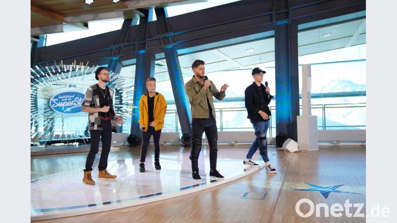 Jean-Pierre aus Schnaittenbach (links) trat zusammen mit Jonas, Momo und Daniel im Recall vor die Jury. Bild: TVNOW / Stefan Gregorowius