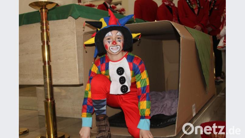 Ein Clown assistiert am Altar. Bild: wrt