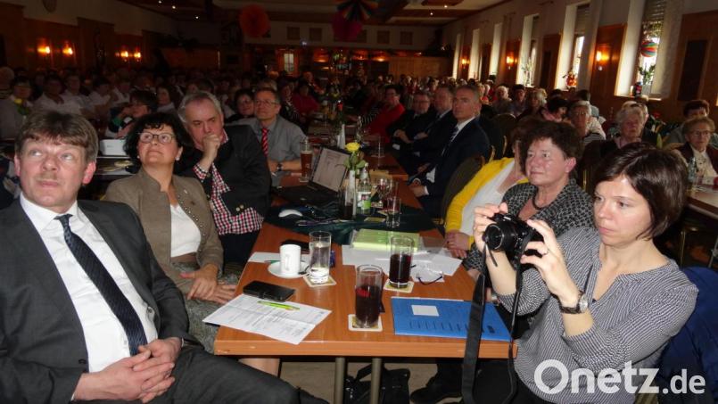 Groß war das Interesse der Landfrauen und ihren Gästen an den Ausführungen des Bayreuther Oberarztes Bild: hka