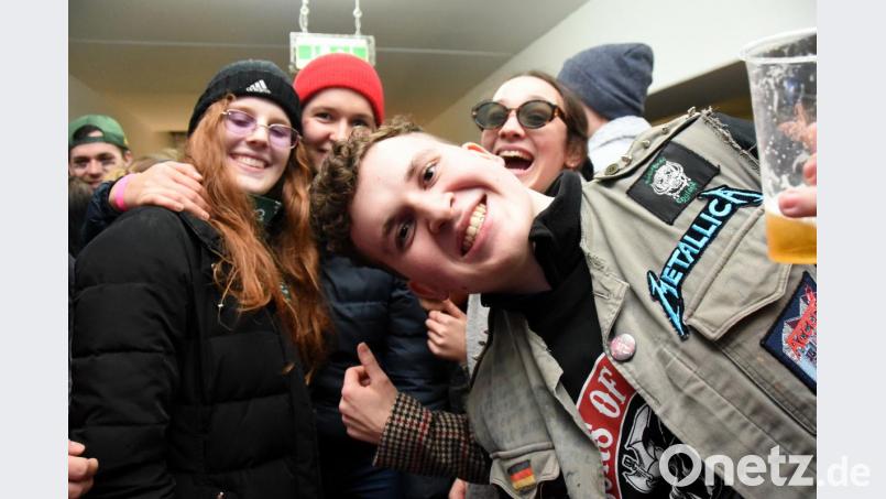 Die Stimmung ist bestens bei der After-Zug-Party. Bild: bgm