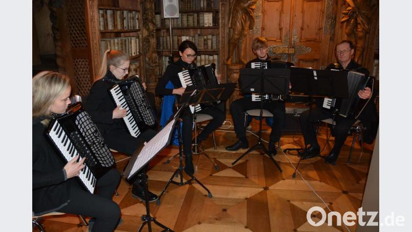 Das Akkordeon-Ensemble der Kreismusikschule umrahmte den Festakt. Bild: jr
