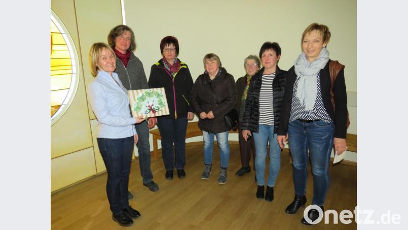 500 Euro überreicht eine Abordnung der Landfrauen Naabdemenreuth der Leiterin des Hospizes, Susanne Wagner (links). Bild: adj