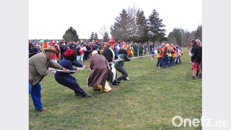 Gegen die Jugendfeuerwehr waren die starken Männer vom Zapfwellenstammtisch "Alt`s Glump" machtlos. Sie wurden über die Linie gezogen und mussten sich geschlagen geben. Bild: sei
