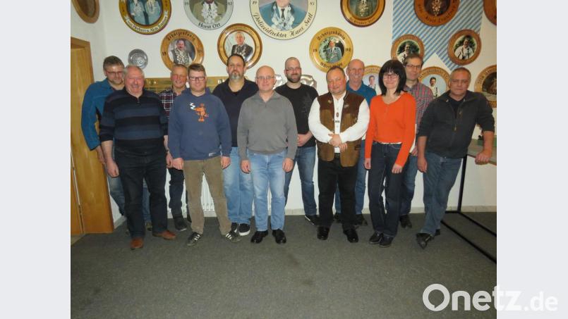 Markus Bachmeier (Sechster von rechts) ist neuer Schützenmeisters. Weitere Vorstandsmitglieder sind Thomas Wildgans (Sechster von links), Bernhard Lang (Fünfter von rechts) und Manuela Bromber (Dritte von rechts). Bild: adj
