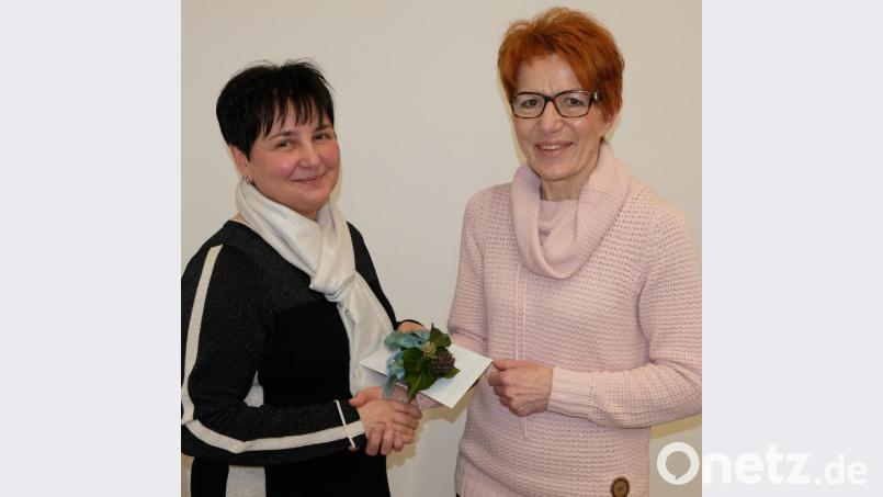 Vorsitzende Annemarie Brunner (rechts) übergab eine Summe von 2000 Euro an die Leiterin der Caritas-Sozialstation Nabburg, Kerstin Neidl, die für das neue Gebäude einen Beamer anschaffen wird. Bild: mab