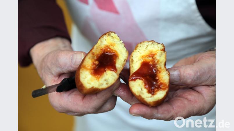 Ein Krapfen, wie er sein soll: Außen knusprig, innen locker und luftig und mit richtig viel Hagebutten-Marmelade gefüllt. Bild: Wolfgang Steinbacher