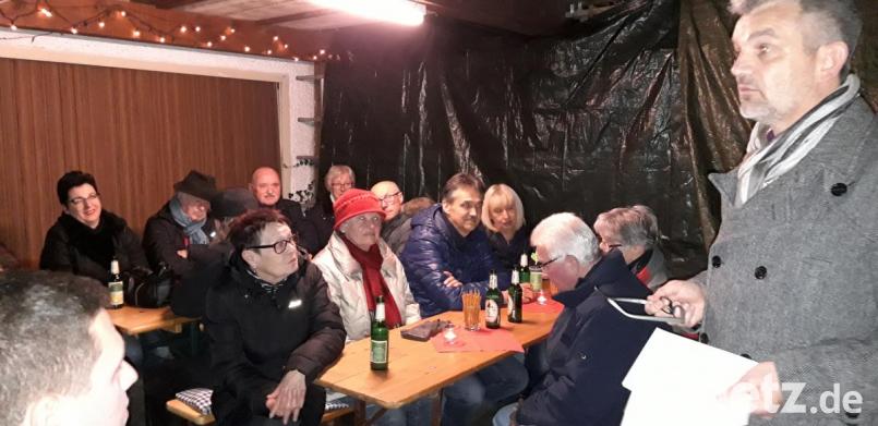 „Näher am Menschen“ – SPD-Bürgermeisterkandidat Roger Hoffmann stellt im Carport von Familie Busch in Witzlhof sein Wahlprogramm vor. Bild: wwl