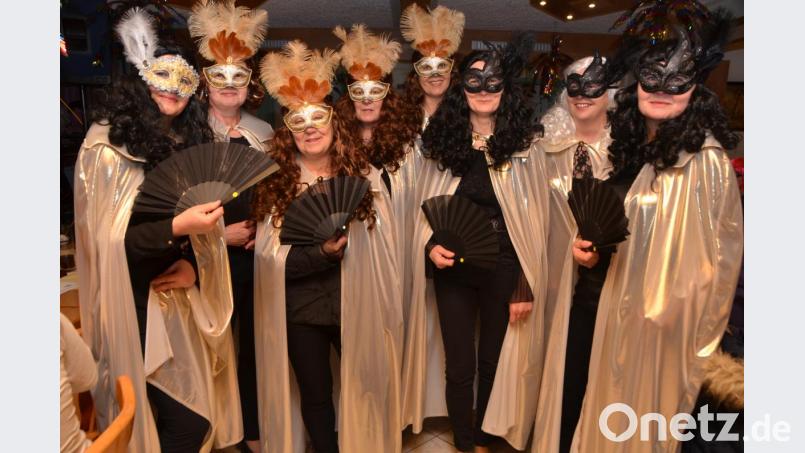 "In Venedig ist heute Maskenball, komm ich zeig dir den Karneval. Musik erklang am Canale Grande. Bunte Gestalten tanzten durch die Nacht. Da hab ich im Mondlicht ein Mädchen gesehen. Sie war so geheimnisvoll und wunderschön", sangen schon die Flippers. Beim Frauenbundfasching in Altenstadt ging es heuer venezianisch zur Sache. Bild: dob