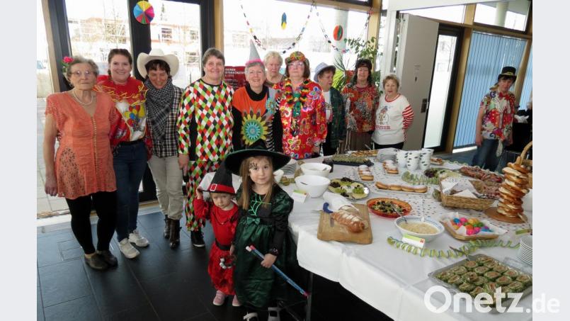 Ein reichhaltiges Büffet kredenzen die Organisatoren des ökumenischen Faschingsbrunchs den Gästen im Café Mitte. Bild: Dobmeier