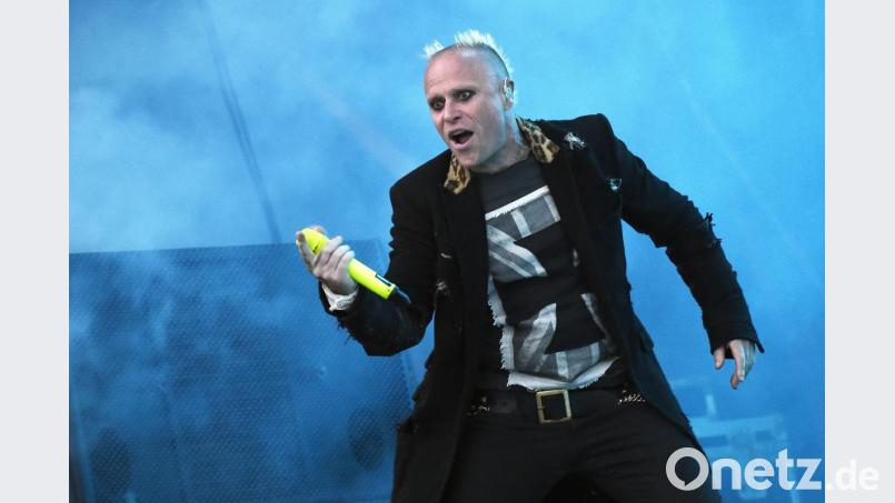 Keith Flint, Sänger der britischen Band The Prodigy, 2015 beim Les Vieilles Charrues Festival auf. Archivbild: Hugo Marie/EPA/dpa