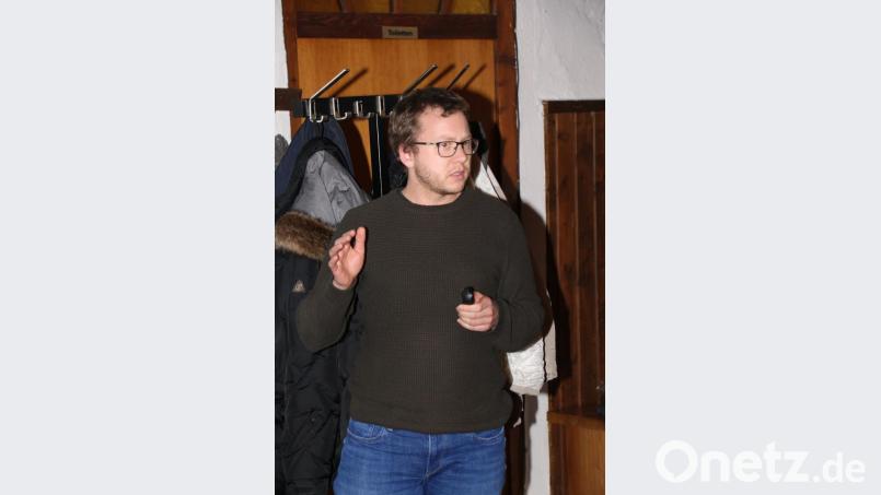 Norman Langenhan vom Amt für ländliche Entwicklung stellte die nächsten Schritte der Dorferneuerung vor. Bild: rpp