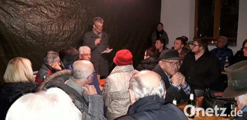 „Näher am Menschen“ – SPD-Bürgermeisterkandidat Roger Hoffmann stellt im Carport von Familie Busch in Witzlhof sein Wahlprogramm vor. Bild: wwl