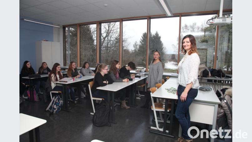 Bilanzbuchhalterin Maria Bock und Steuerangestellte Victoria Meier informieren über die Ausbildungsmöglichkeiten und das duale Studium bei der Kanzlei Mühlbauer Wagner PartGmbB. Bild: exb