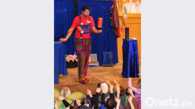 Topstar beim ausverkauften Kinderfasching des Zwergerltreffs ist der Zauberer vom Hexenberg. Er zieht die 250 Kinder mit seinen Kunststücken in den Bann. Bild: u