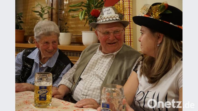 Wer mit Mitte achtzig sich das Faschingskranzl nicht entgehen lässt, hat mit mit Recht Komplimente verdient. Der &quot;Beierlschmid&quot; Sepp (Bildmitte) gnießt
 zusammen mit Anneliese Treiber (links) den Abend in netter Runde. Bild: eib