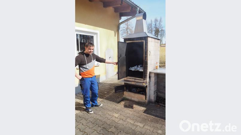 Am Aschermittwoch raucht der Kamin der Räucherkammer wieder. Bild: gz