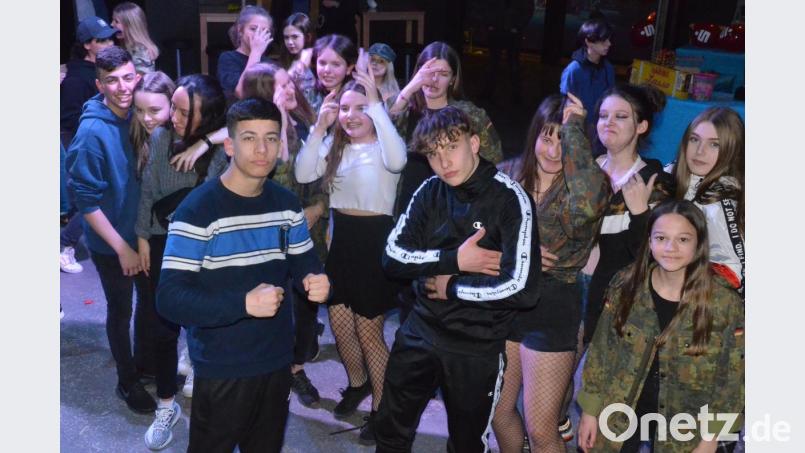 Hauptsache cool: Der Teenie-Fasching der SpVgg SV Weiden. Bild: Kunz
