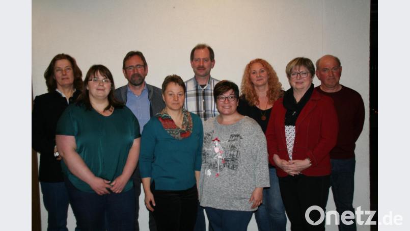 Dritte Bürgermeisterin Gisela Kastner (Zweite von rechts) wünschte der neuen Führungsmannschaft des Obst- und Gartenbauvereins viel Freude bei der Vereinsarbeit. Im Bild von links Ursula Schimmel, Julia Schmucker, Werner Greger, Doris Burger, Johannes Herold, Doris Deubzer, Kathrin Härtl, Gisela Kastner und Hans Zaus. Bild: fpoz