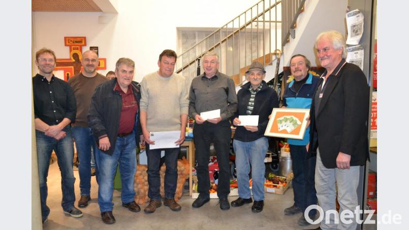 Organisator und Leiter Mike Steger (rechts) sowie Pfarrgemeinderat Jürgen Steiner und Kirchenpfleger Franz Sturm (von links) gratulieren den Siegern (ab Zweitem von rechts). Bild: gi