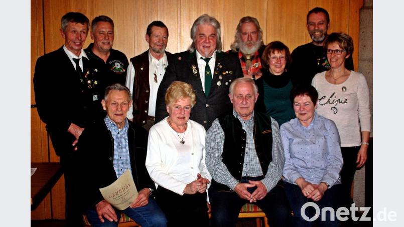 Schützenmeister Hans Bergler (stehend, links) und seine Vorstandskollegen ehren Hans Üblacker (stehend, Vierter von links) und Gerhard Voit (stehend, Vierter von rechts) für 50 Jahre Mitgliedschaft. Bild: R. Kreuzer