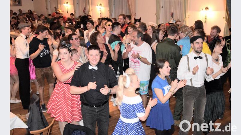 "Und i fliag wie a Flieger" - der Donnissl Hit gehört beim Treff auf der Tanzfläche einfach mit dazu beim Wildererball in Schmidmühlen Bild: bö