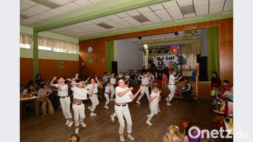 Die Tanzgirls von DJ Lui zeigen den Kindern ihre Tänze. Bild: bey