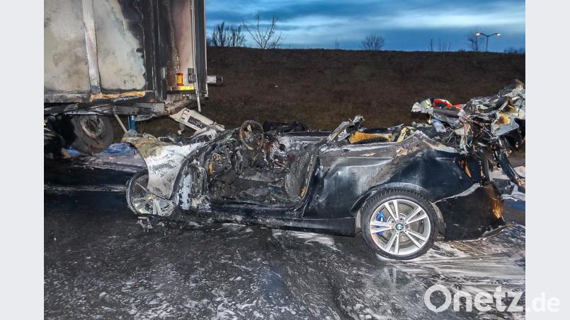 Das Wrack eines Autos steht auf der Autobahn 3 (A3) hinter einem Sattelzug. Bild: Walter Wisberger