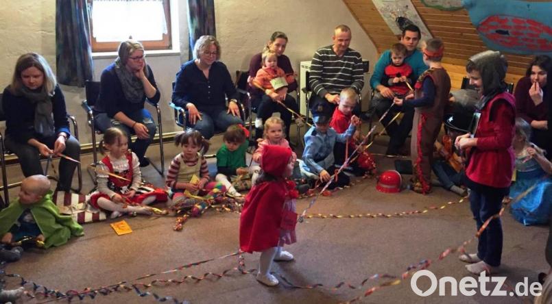 „Der liebe Gott will, dass wir fröhlich sind“. Das erlebten die Kinder im Kleinkindergottesdienst am Faschingssonntag im Nebengebäude des Pfarrhofes. Bild: weu
