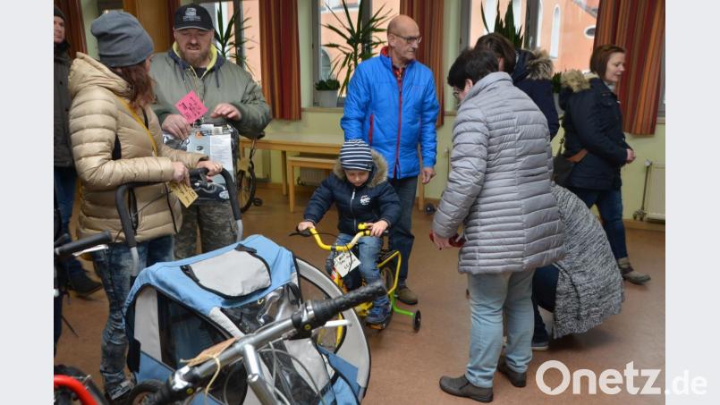 Die Radbörse des Elternbeirats des Evangelischen Hauses für Kinder Gottfried Sperl war ein voller Erfolg. Nur wenige gingen leer aus. Schnell wurde die Rahmenhöhe geprüft und schon ging es ab zur Kasse. Bild: dob