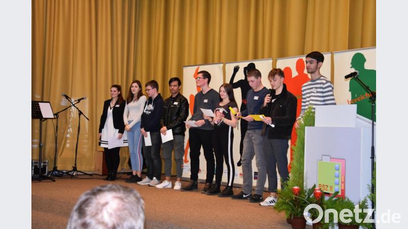 Die Projektschüler stellen ihre Ausstellung gemeinsam vor. Bild: pwrl