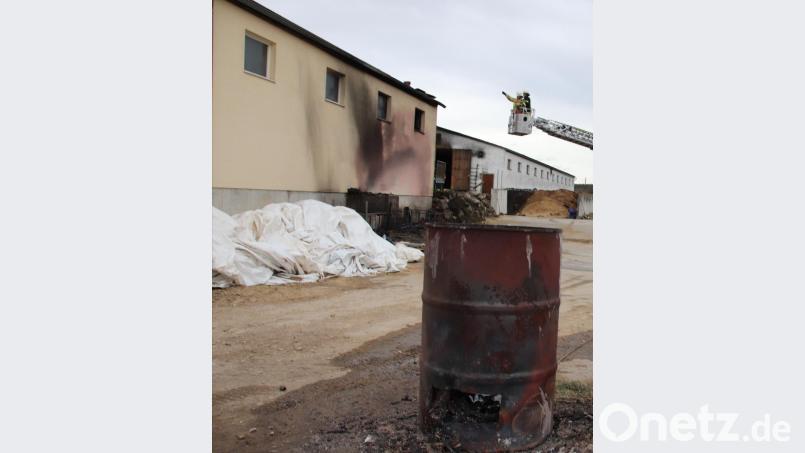 In dieser Tonne entfachte starker Wind eine Restglut; Funken flogen bis zum Stallgebäude und setzten Siloabdeckungen in Brand. Bild: Thomas Dobler