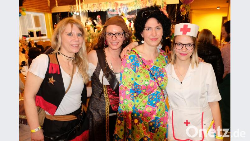 Hübsche Mädels zeigen sich in allerlei Fantasiekostümen. Bild: do