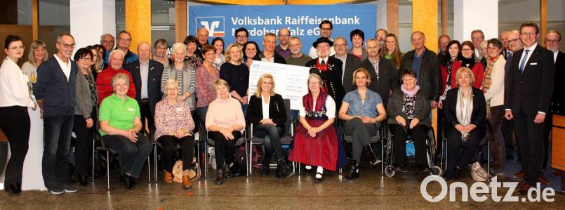 Christian Weigert (vorne rechts) überreicht symbolisch den Scheck, die einzelnen Beträge hatten die Vereine schon im Vorfeld erhalten. Bild: R. Kreuzer