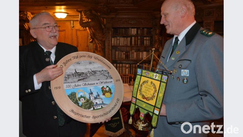 Erster Landesschützenmeister Wolfgang Kink (links) überreichte eine Jubiläumsscheibe und ein Banner des Bayerischen Sportschützenbundes an Schützenmeister Alfred Koch. Bild: jr