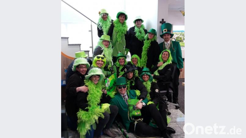 Der Faschingsprinz Markus van der Raiff mischt sich mit seinem Kurfürsten Daniel dem Ersten unter die Marktweiber. Bild: gz