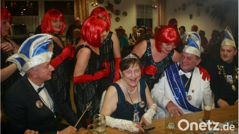 Überfall der "Funny Ladies" auf die Weiß-Blauen. Das Bild zeigt von links Faschingsprinz Rudi I., Seniorenpaar Petra I. und Bernhard I. sowie den Weiß-Blau-Präsidenten Helmut Gleißner beim Kappenabend. Bild: wro