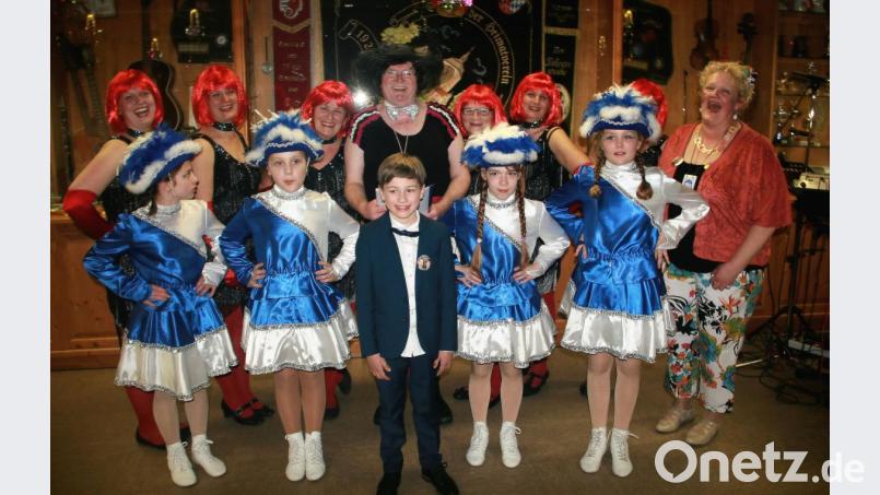 Volles Aufgebot beim Kappenabend. Der Faschingssonntag gehörte dem Stiftländer Heimatverein (rechts Zweite Vorsitzende Silke Wolfrum), den Weiß-Blauen, ebenso den "Funny Ladies" aus Friedenfels. Ewald Oppl (Bildmitte) schlüpfte als Bräutigam suchende "Ilse" in ein Frauenkostüm. Bild: wro