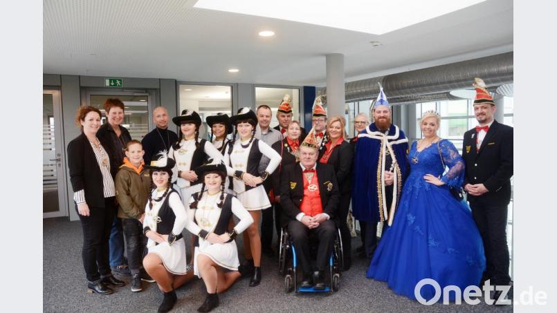 Eine liebgewonnene Tradition ist der Besuch der Narrhalla Weiden mit Prinzenpaar - heuer mit Prinz Georg I. und Prinzessin Patricia I - in der Lokalredaktion &quot;Der neue Tag&quot;. Deskleiter Stefan Zaruba (hinten, Achter von rechts) und Kollegen hießen den Faschingstrupp willkommen. Bild: Gabi Schönberger