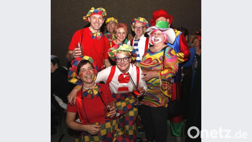 Die Clowns sorgten mit ihren bunten Kostümen für einen Farbtupfer beim Handballerball in der TSV-Gaststätte. Bild: Hirsch