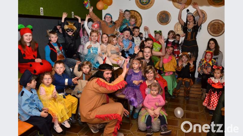 Einen zünftigen Faschingssonntag feiern viele Kinder mit ihren Eltern im Pfrentscher Schützenhaus. Bild: fjo