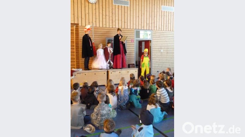 Das "hauseigene" Prinzenpaar Florian I. (links) und Christina I. (rechts) begrüßen gemeinsam mit dem Kinderprinzenpaar Louis I. und Paula I. (Mitte) in einer lustigen Faschingsrede Kinder und Erwachsene. Bild: bey