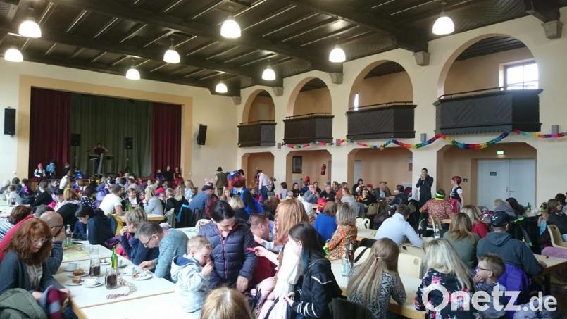 Voll besetzt war die städtische Turnhalle beim Kinderfasching der BRK-Bereitschaft. Bild: flm