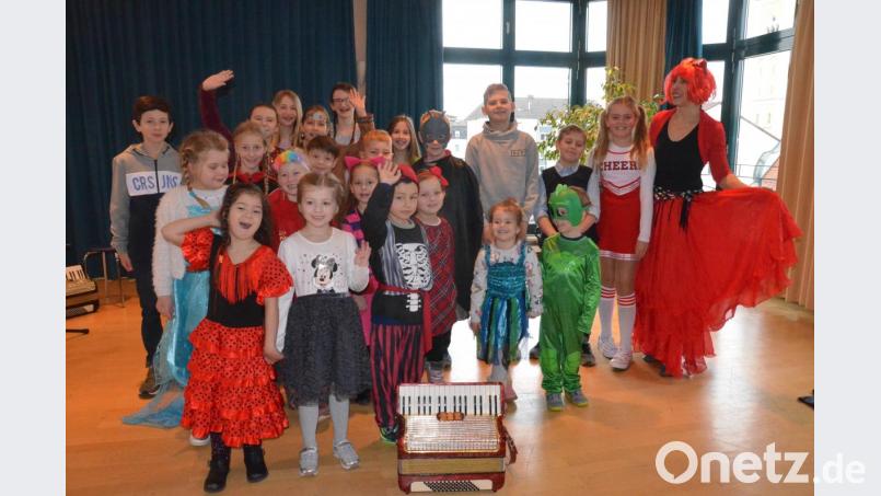 Viel Spaß hatten die Kinder der Akkordeon- und Klavierklassen in ihren Faschingskostümen beim Musizieren. Bild: Kunz