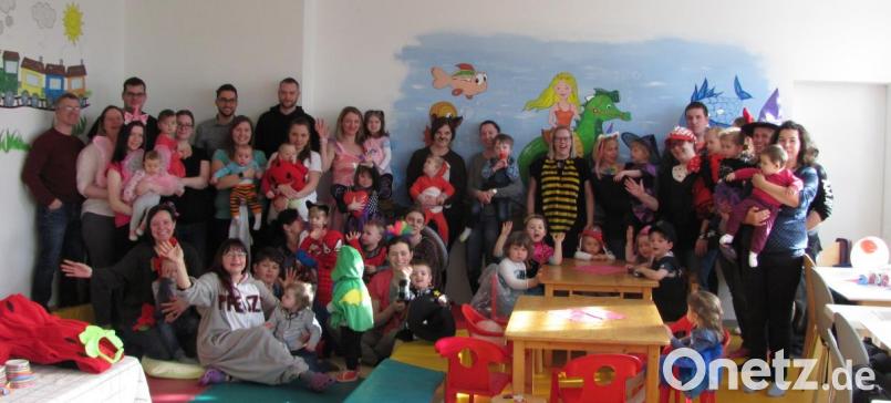 Die Jüngsten der Eltern-Kind-Gruppen unter Leitung von Claudia Bertelshofer waren am Rosenmontag mit Mamas und Papas und auch Omas und älteren Geschwistern maskiert in die Gruppe gekommen und feierten züfntig Fasching. Bild: sei