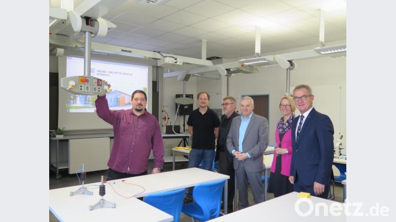 Lehrer Bernhard Philipp (links) erklärte Christine Wiesend, Günter Kopp, Josef Etterer und Marco Kiele (von rechts), wie der neue PCB Raum optimal für den Unterricht im Fach Natur und Technik genützt werden kann. Bild: jzk