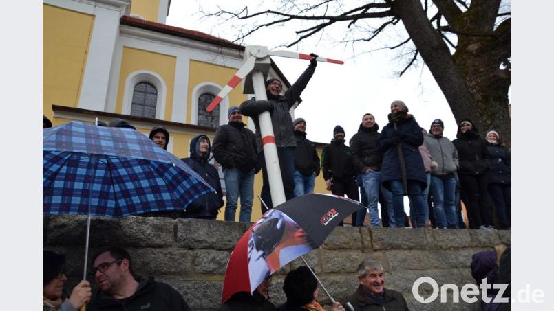 Der Faschingsverein Moosbach überreicht an Bürgermeister Hermann Ach das Modell eines Bromberg-Windrads. Bild: gi