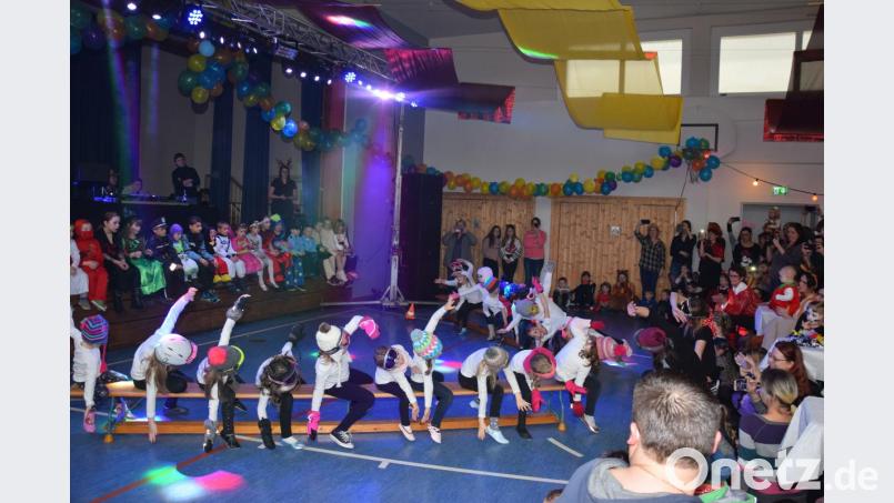 Die Tanzkids zeigen beim Kinderfasching das Bobfahrerlied. Bild: fla