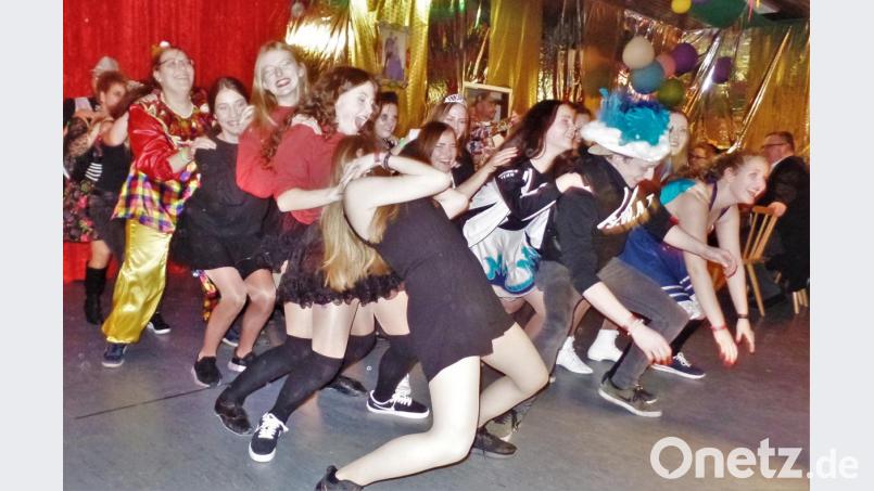 Lebensfreude pur, zu späterer Stunde in der Turnhalle beim Rosenmontagsball der Feuerwehr Kohlberg. Bild: jml