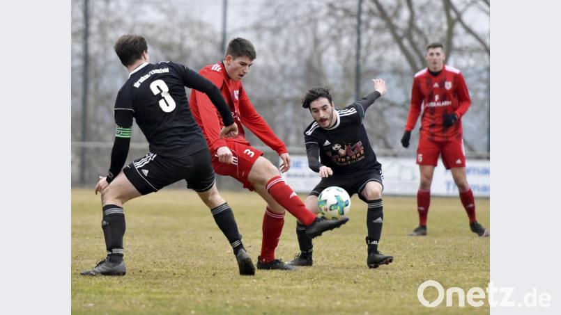 Der TuS/WE Hirschau verlor gegen den SV Hahnbach das Testspiel mit 0:5 (0:2). Alexander Sollfrank vom SV Hahnbach (Mitte) nimmt den Ball vor zwei Hirschauern an. Bild: zig