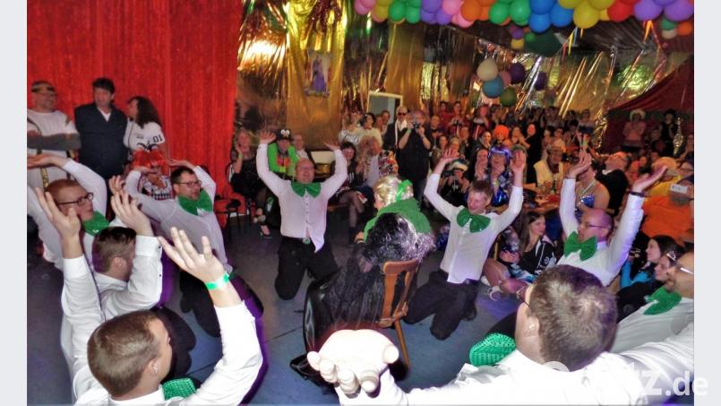 Vor der launischen Diva Lotharine (Lothar Amann, sitzend, Mitte) gehen selbst so harte Burschen wie die Firefighter-Dancers in die Knie. Bild: jml